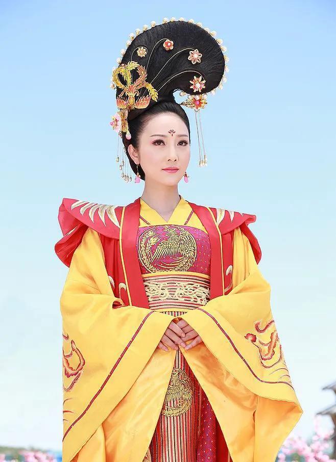 在这种节骨眼上,太平公主与上官婉儿因为一个男宠崔缇而分道扬镳,上官