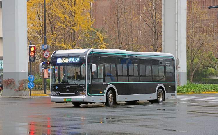 215辆黑金刚公交车完成安全扶手加装为车厢乘客安全再添砝码