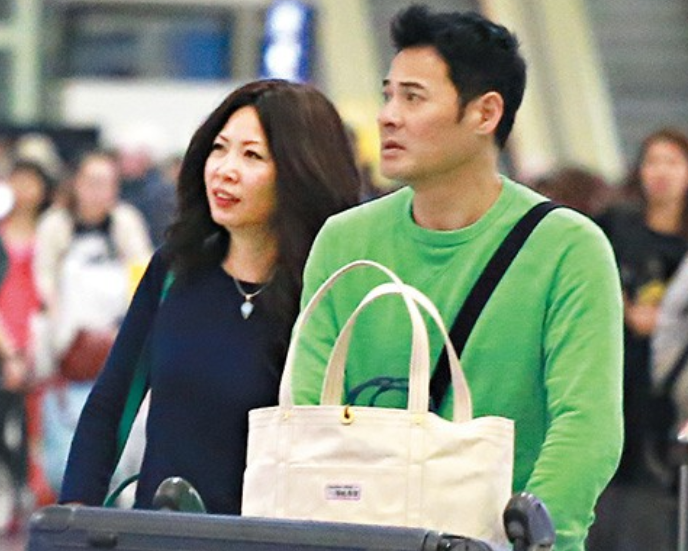 黄智贤夫妇手牵手逛街被妻子喂食雪糕太甜蜜相恋31年拒绝生娃