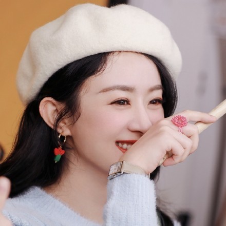 赵丽颖秋日写真释出 浅蓝上衣搭配贝雷帽气质温柔恬静