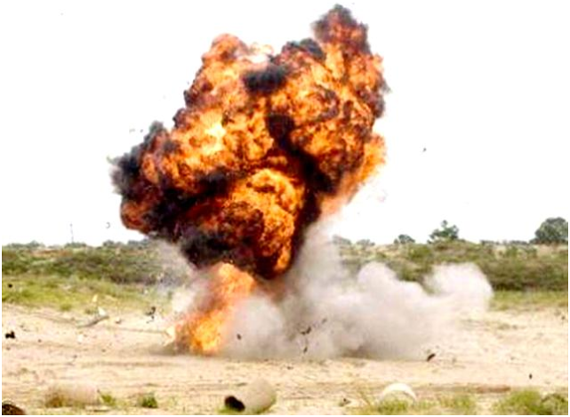 手榴弹爆炸前,用钢盔将其盖住,整个身体再压在上面,能保命吗?