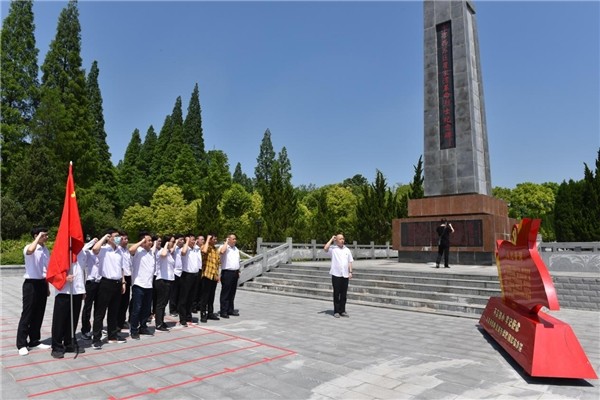 (圖為農發行洪湖市支行在瞿家灣革命烈士紀念碑下重溫入黨誓詞)學以致