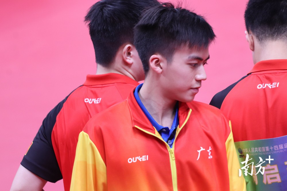 高颜值运动员深圳1西丽学校校友张鑫获南山体育事业杰出奖