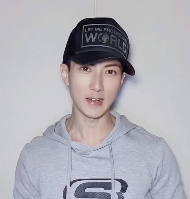 42岁吴尊痴迷肌肉越练越壮8岁儿子max和老爸共享一张脸