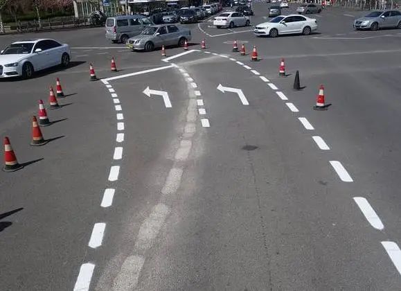 路上看见左转虚线要小心交警这不是待转区进去了扣6分