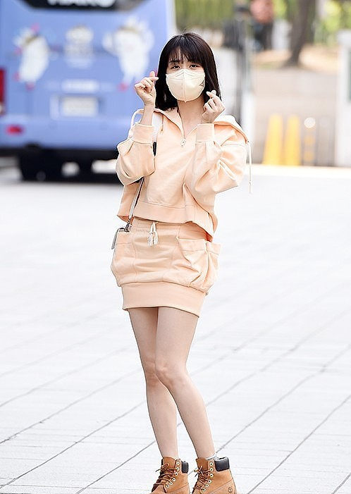 《黑色太阳》女主下线早,但生活中的朴河宣挺迷人,34岁仍似少女