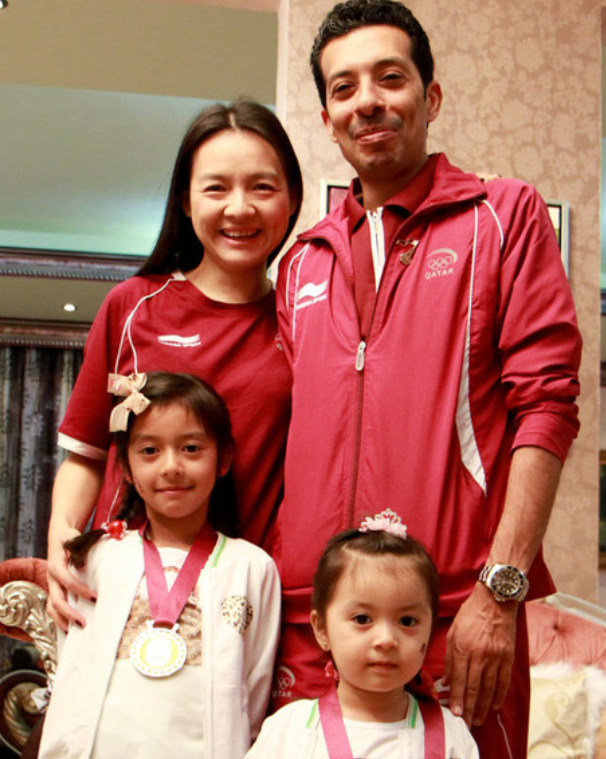 诸宸婚后的生活还算幸福美满,养育了两个漂亮的女儿,生活富足,老公