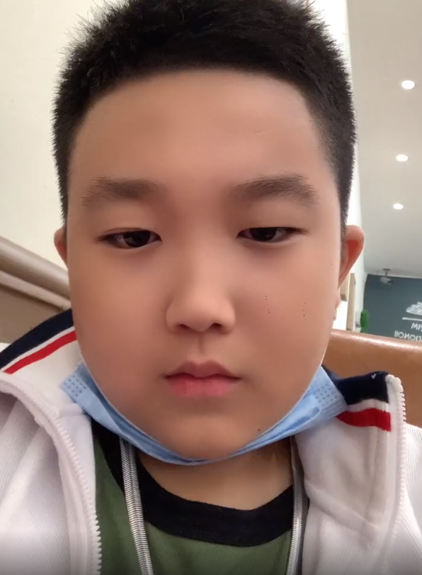 "人类满级小孩"贵哥走红,13岁粉丝近300万,网友:装小孩累吗