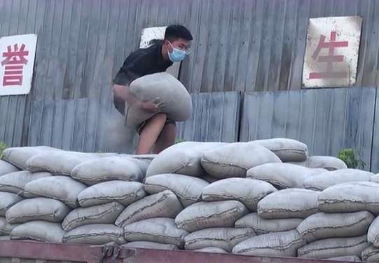 农民工搬运水泥说好给400却只给了100老王气坏了