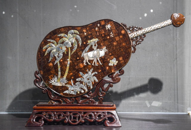 海南椰雕是以椰壳,椰木和椰棕为原料的一种传统雕刻艺术,2008年被列入