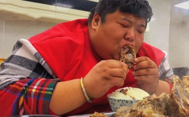 网红"胖猴仔"突破560斤!胡吃海喝为赚4万月薪,父母表示很支持