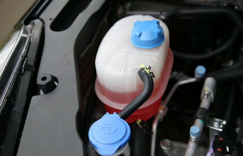 首先在冬季,防冻液能够有效地避免车辆冷却系统因寒冷天气而冻结,能够