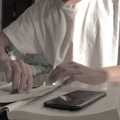 偷偷写在你的课本首页名字旁吧