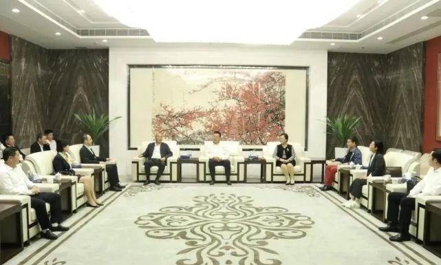 斥资上亿建学校,这位女潮商近日再为家乡教育捐赠500万!