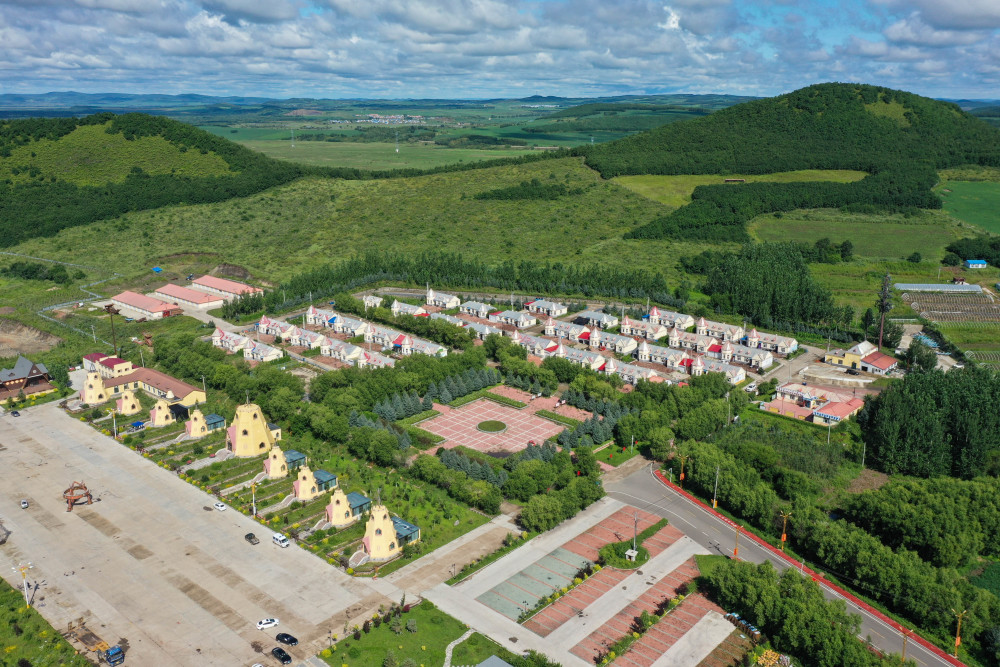 这是8月6日拍摄的鄂伦春自治旗大杨树镇多布库尔猎民村(无人机照片).