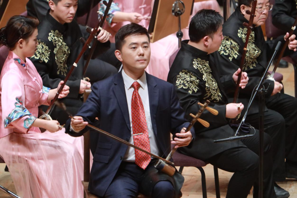 京胡演奏家陈平一演出最后,张翠红演绎了《枉凝眉》与《葬花吟》.