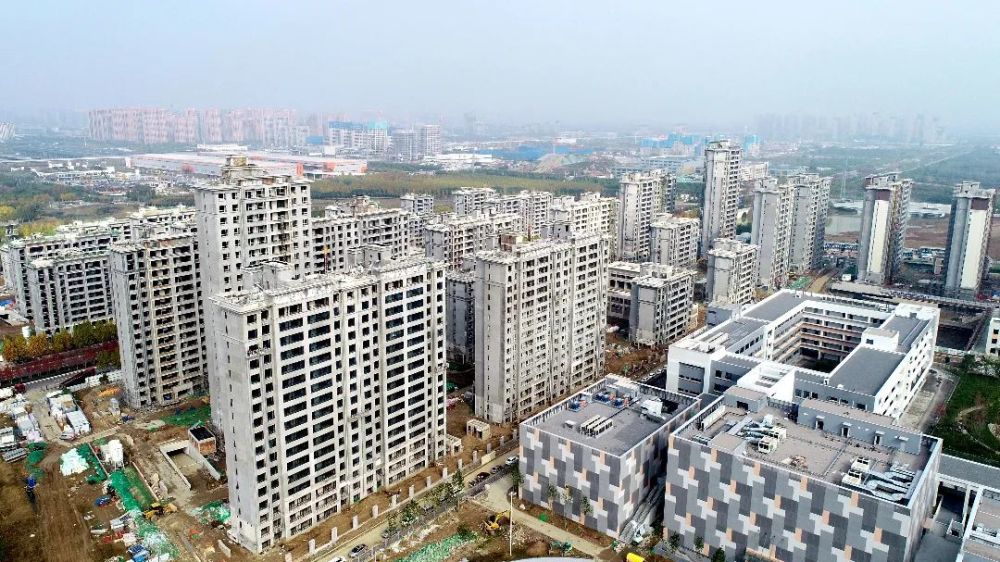 梧桐东舍项目入户门安装施工完成,地下车库人防施工基本完成;外墙保温