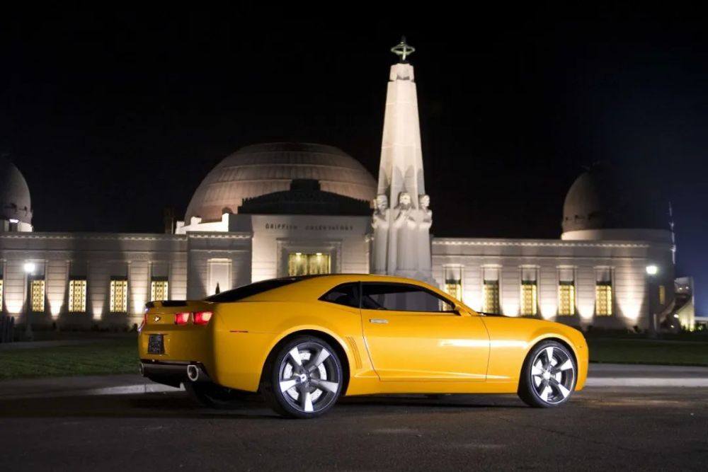 电影《变形金刚》系列中,"大黄蜂",即雪佛兰品牌下的科迈罗跑车帅气