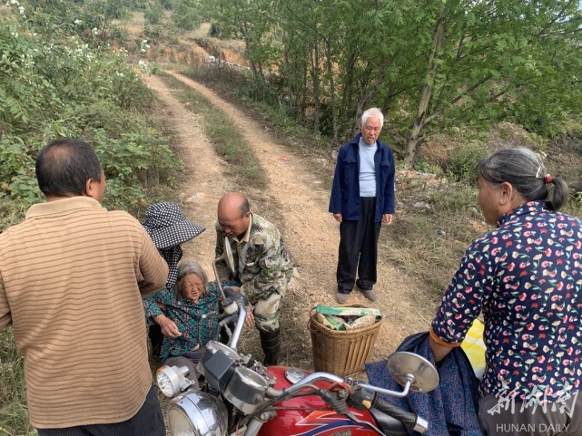 桂阳县雷坪镇陈溪村石溪组村民邓大英预感大事不妙:83岁的母亲郑春桂