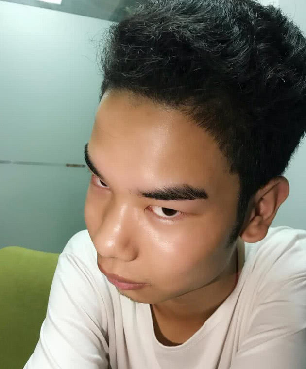 3年前一夜爆火的发际线男孩小吴如今怎样了
