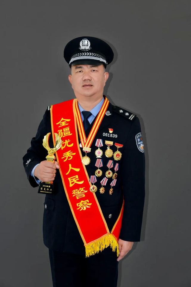 自治区民族团结模范,伊宁县公安局党委委员,巡逻防控大队大队长何永军