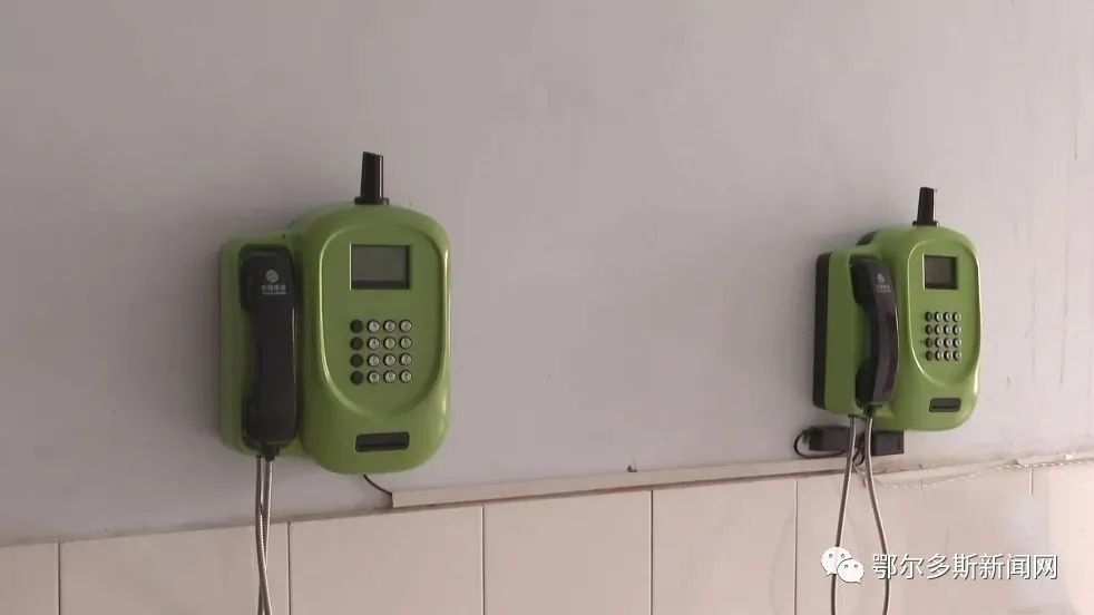 鄂尔多斯这所学校有了公用电话亭