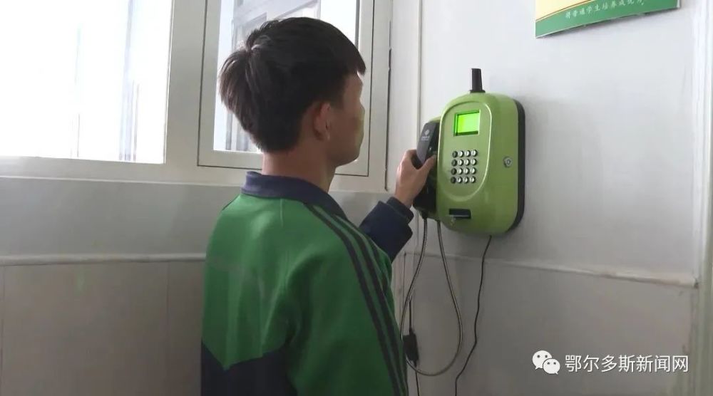 鄂尔多斯这所学校有了公用电话亭