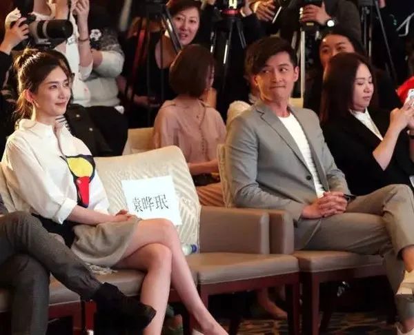 胡歌和江疏影分手后,两人主演的《旋风十一人》开播前,两人一起现身为