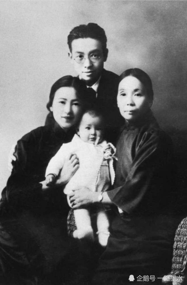 1929年秋冬之交,林徽因与女儿梁再冰1929年,初为人母的林徽因