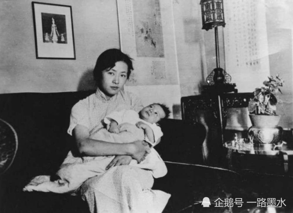 1932年,儿子梁从诫出生后躺在床上的林徽因20世纪30年代,林徽因与女儿