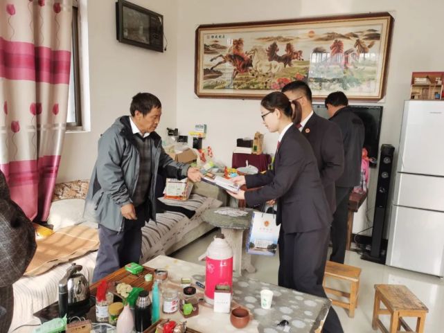 10月27日,贛榆區檢察院檢察干警分赴城頭鎮,贛馬鎮網格村,走訪調研