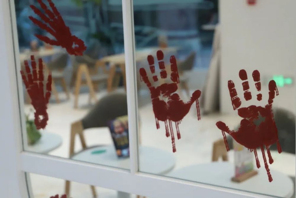地玻璃上难以分辨的血手印……遍地充斥着奇异的狂欢氛围怎么拍都出片