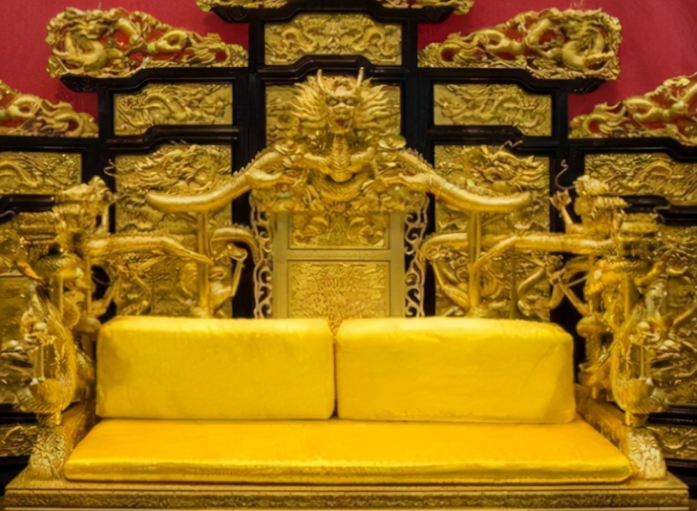 小孩跑龙椅上玩耍赵匡胤问当皇帝好玩吗小孩机智答4字