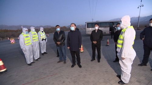 肃北张跃峰巴成调研检查全县疫情防控工作