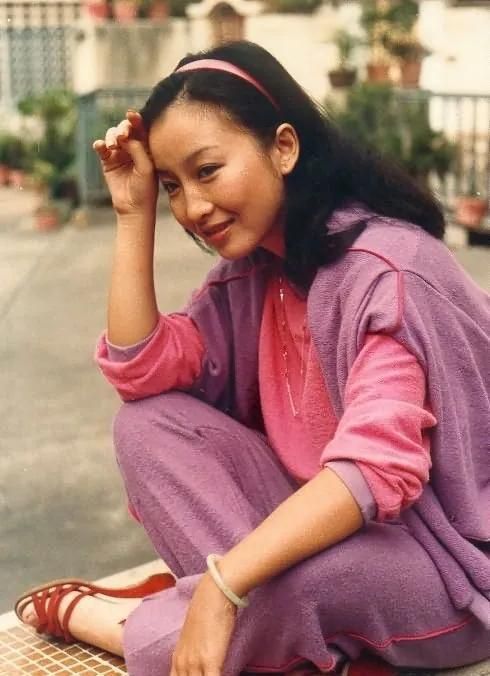 "tvb侠女"黄杏秀:一生未育,却被陈百祥宠了43年,凭什么_腾讯新闻