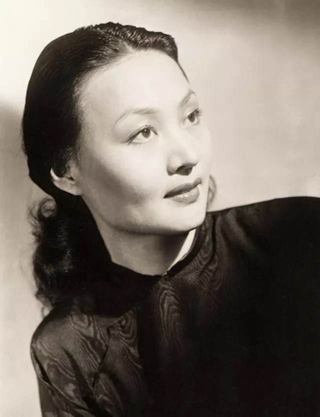 民国女星黎莉莉成名后不开豪车住洋房因大粗腿成全民偶像