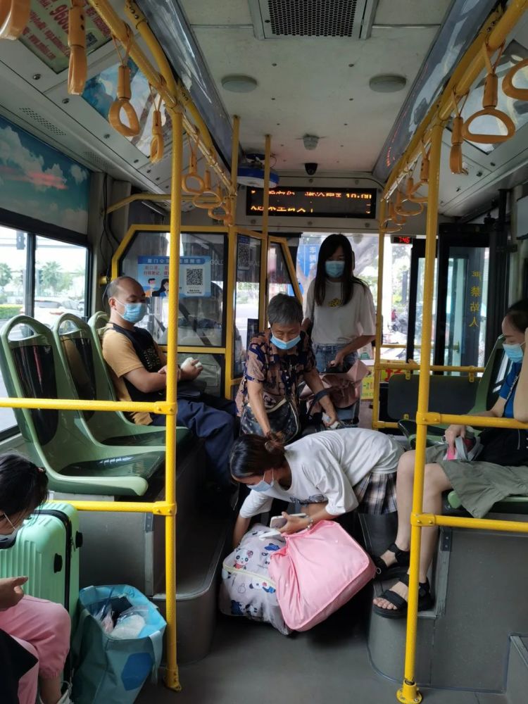 想不到厦门这位85岁老人常在公交上做这事