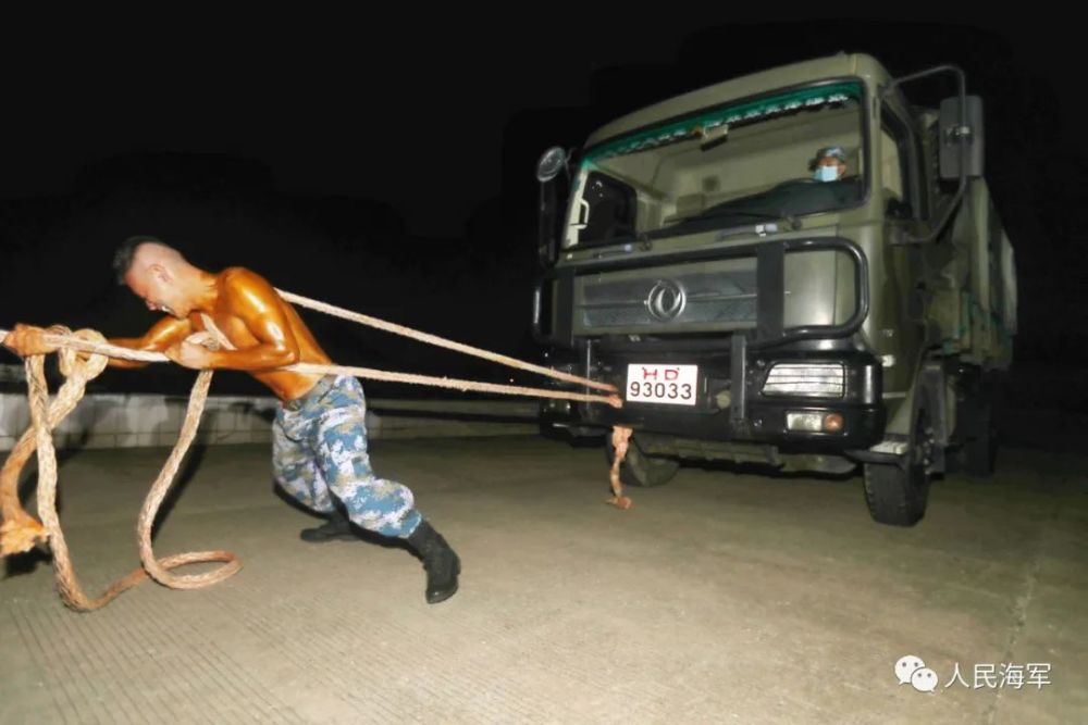 海军小哥哥的健美秀,带你感受行走的"荷尔蒙"_腾讯新闻