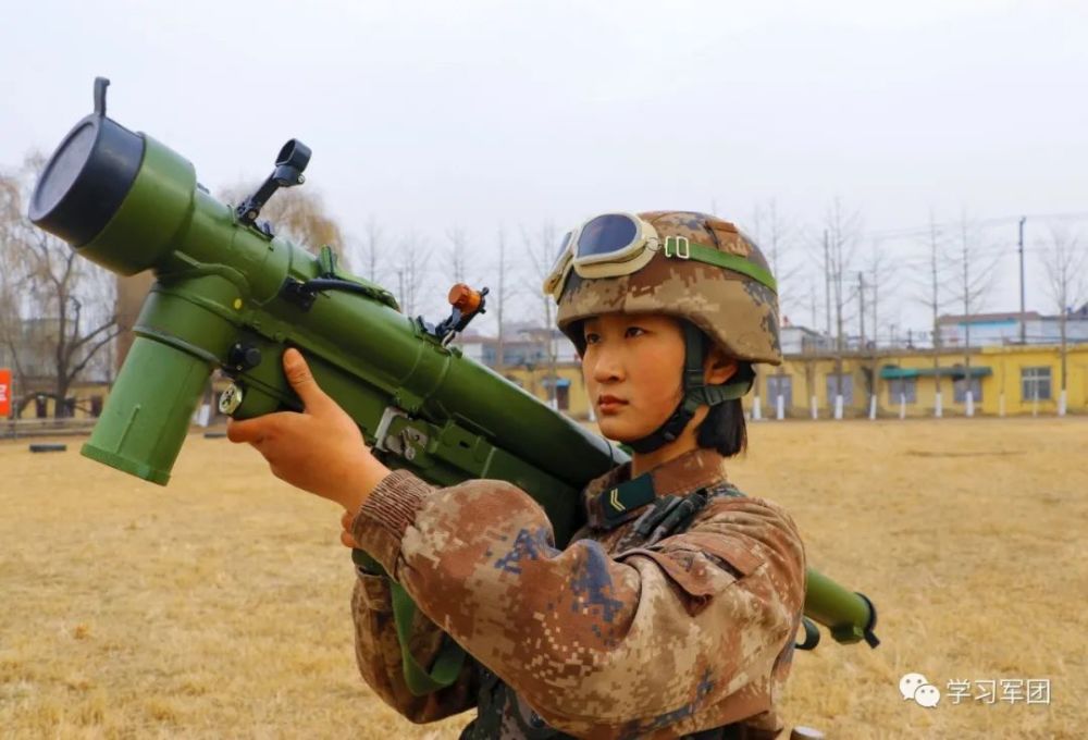 她们肩扛导弹筒的样子真美