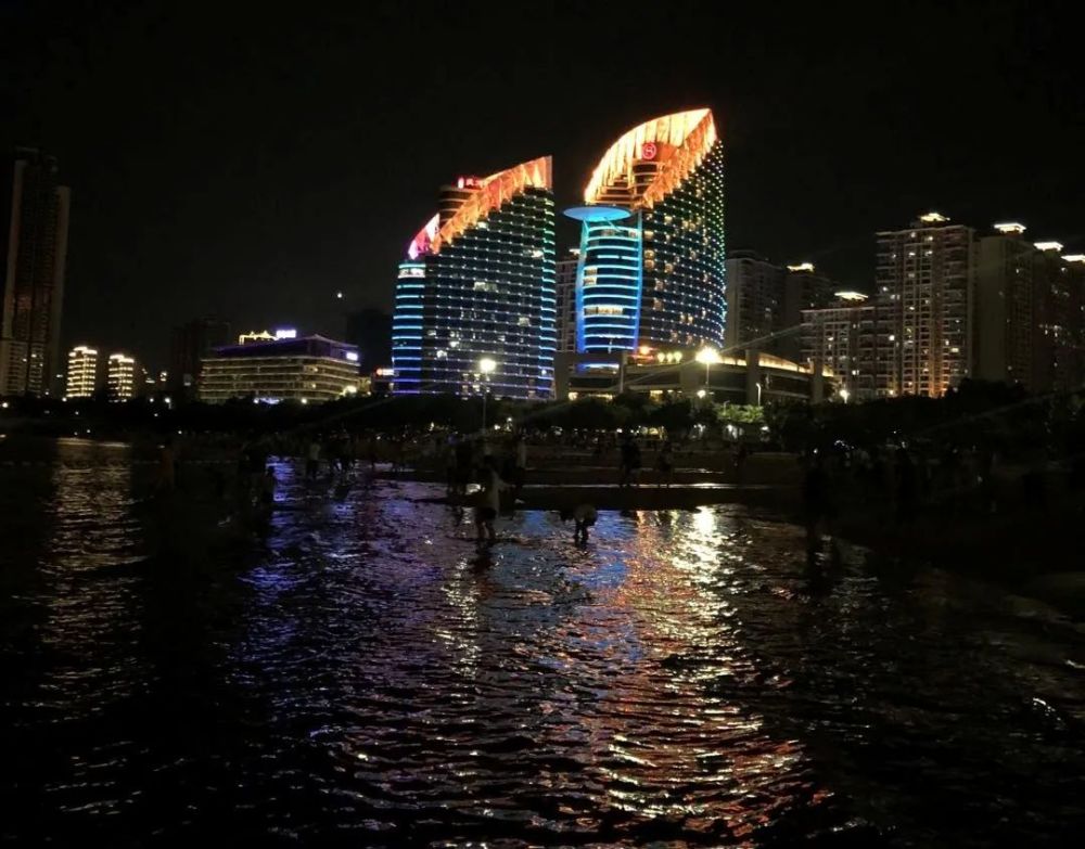 踩着海沙看湛江湾两岸风景都试过站在海边,吹着海风