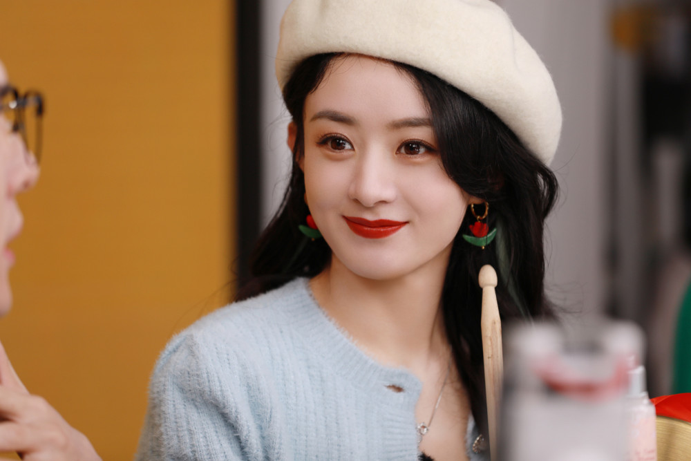 赵丽颖美图身穿浅蓝上衣头戴贝雷帽优雅灵动温婉可人