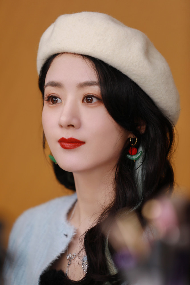 赵丽颖美图,身穿浅蓝上衣,头戴贝雷帽,优雅灵动,温婉可人