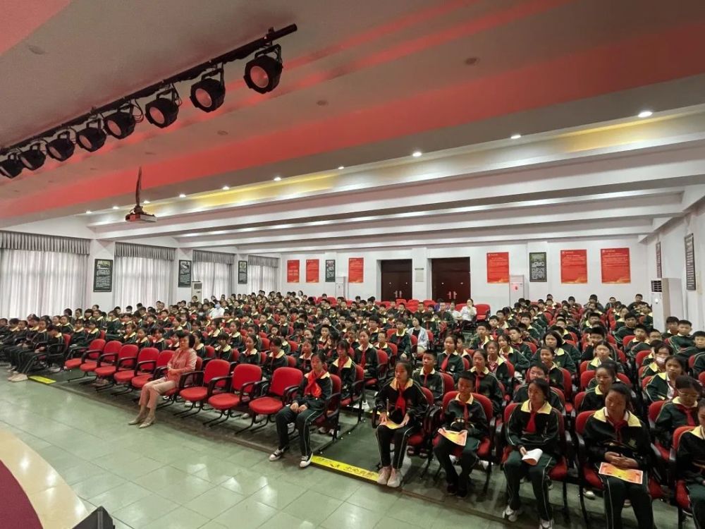 10月27日,海南枫叶国际学校小学六年级全体师生在艺术中心齐聚一堂