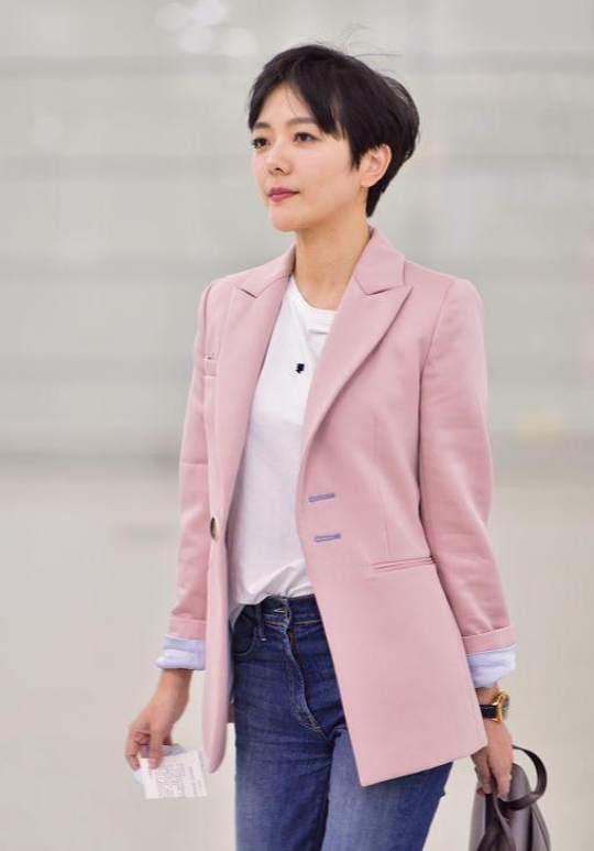汪涵老婆人到中年状态真好粉色西装配微喇裤打扮年轻似小姑娘