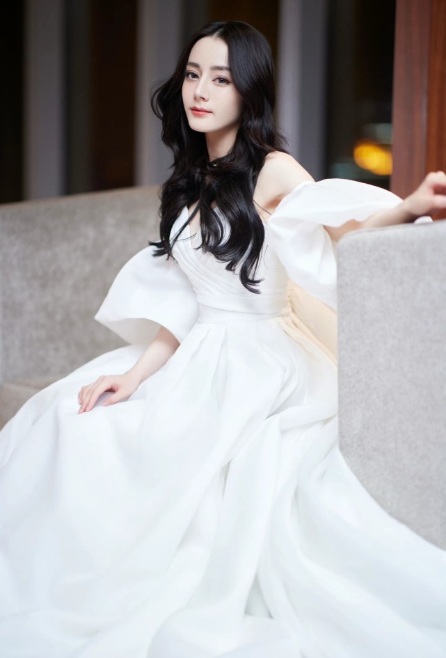 迪丽热巴曝雨中撑伞大片,锁骨太抢镜,90后顶流花旦名不虚传