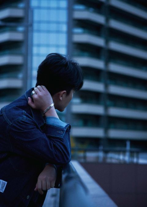 黄轩天台街景时尚大片侧颜帅气彰显不凡格调