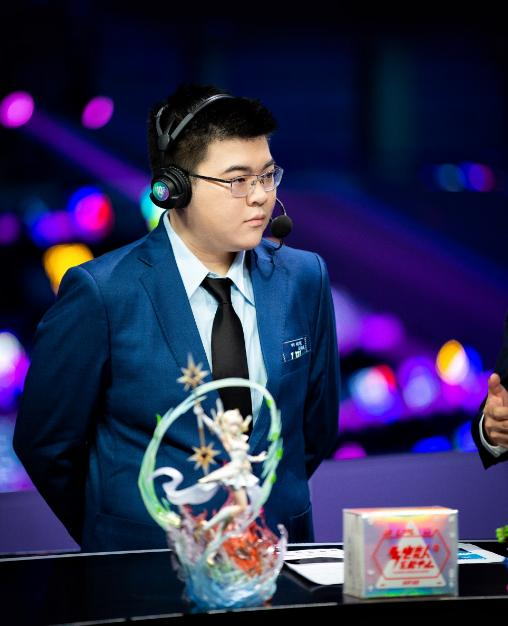 电竞圈也出瓜了知名选手godv妻子看到你和他热吻6分钟