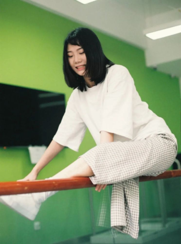 我还要告诉中国被藏起来的残疾朋友们,我们要自由洒脱地走在大街上.