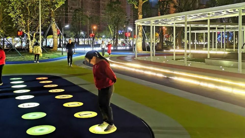 车胤文化公园项目部负责人介绍,目前公园的儿童乐园,音乐互动地坪,雾