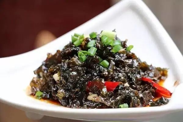 主料:干地皮菜配料:辣椒油 盐  味精  蒜做法:1用温水把地皮菜泡发